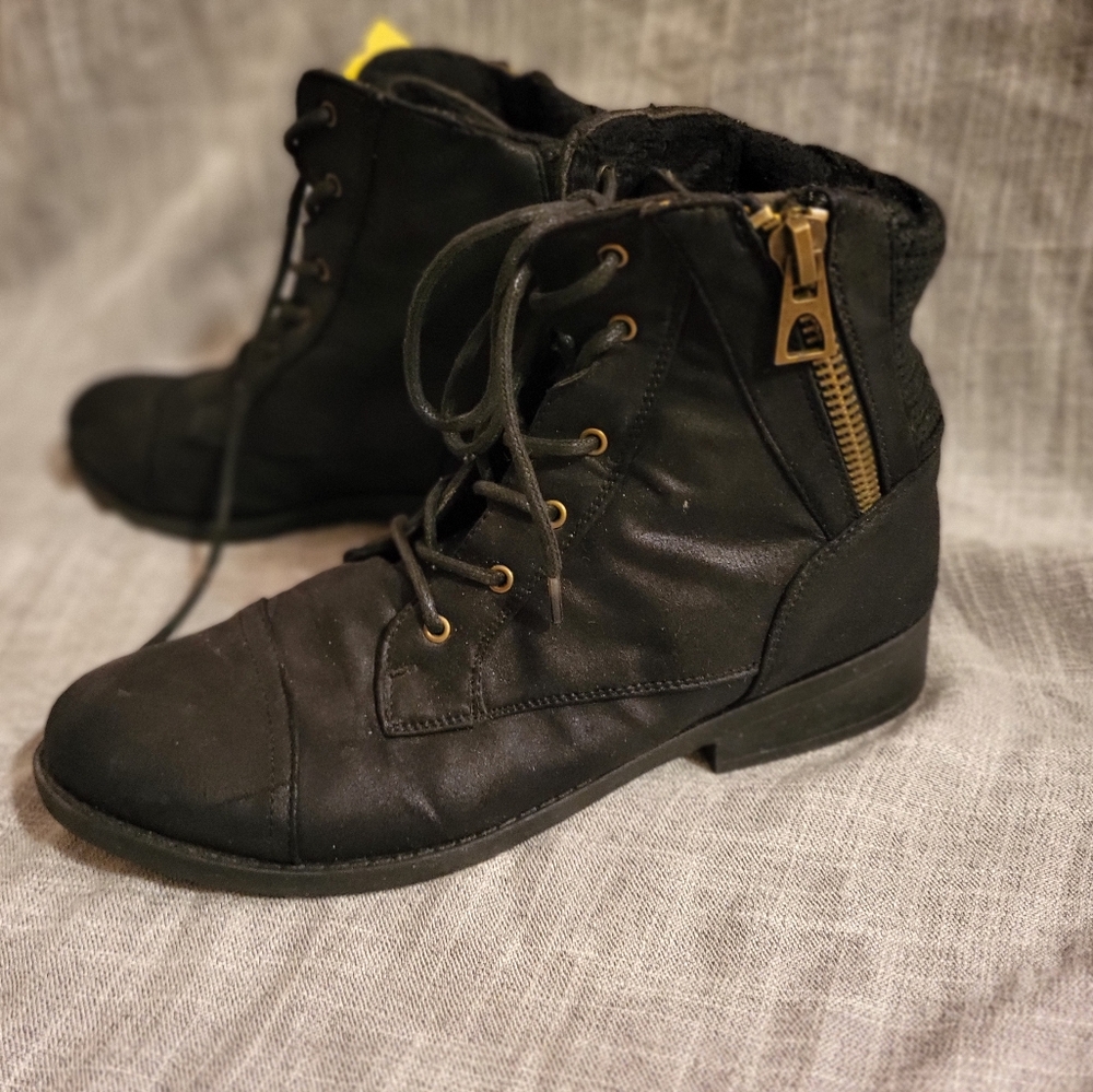 ARDENE sz 10 boots.  Lined, lightly worn but oh so.comfy